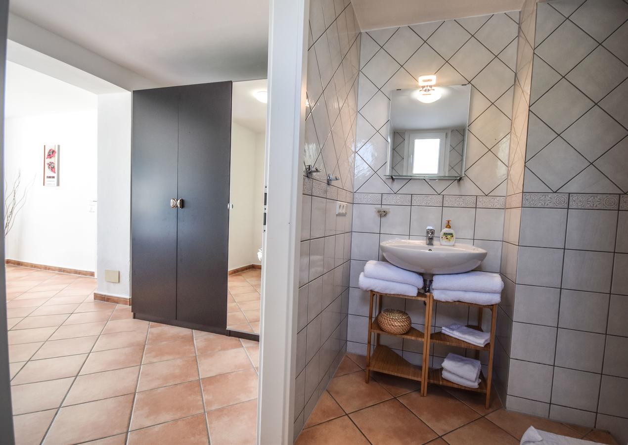 In The Second Line, Modern Beachfront Holiday Home In Costabella, ماربيا المظهر الخارجي الصورة