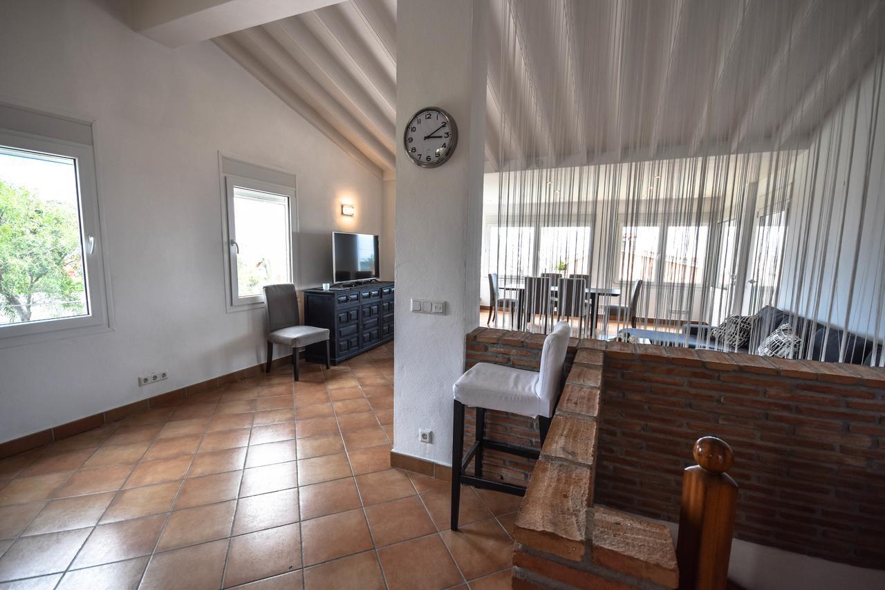 In The Second Line, Modern Beachfront Holiday Home In Costabella, ماربيا المظهر الخارجي الصورة