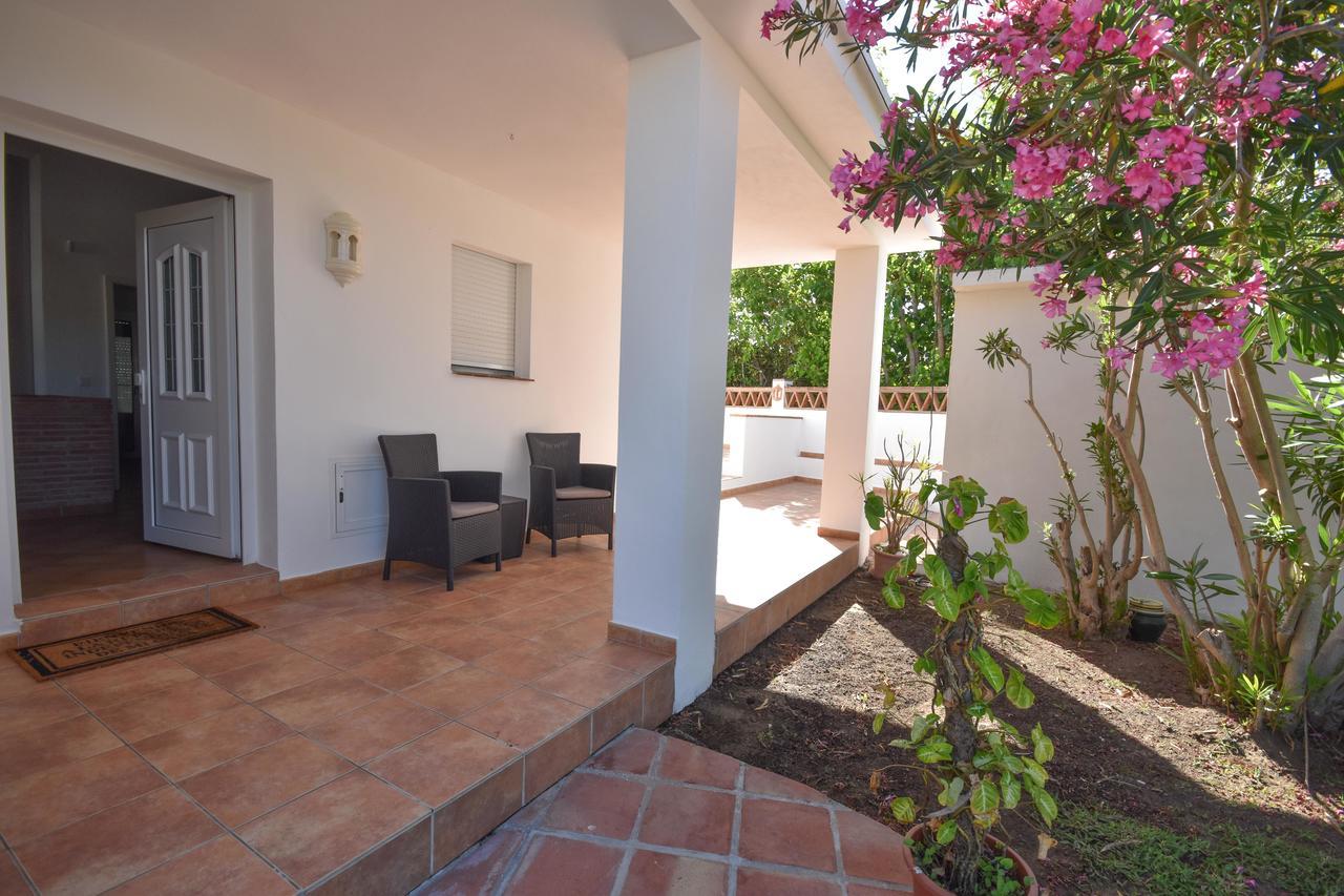 In The Second Line, Modern Beachfront Holiday Home In Costabella, ماربيا المظهر الخارجي الصورة