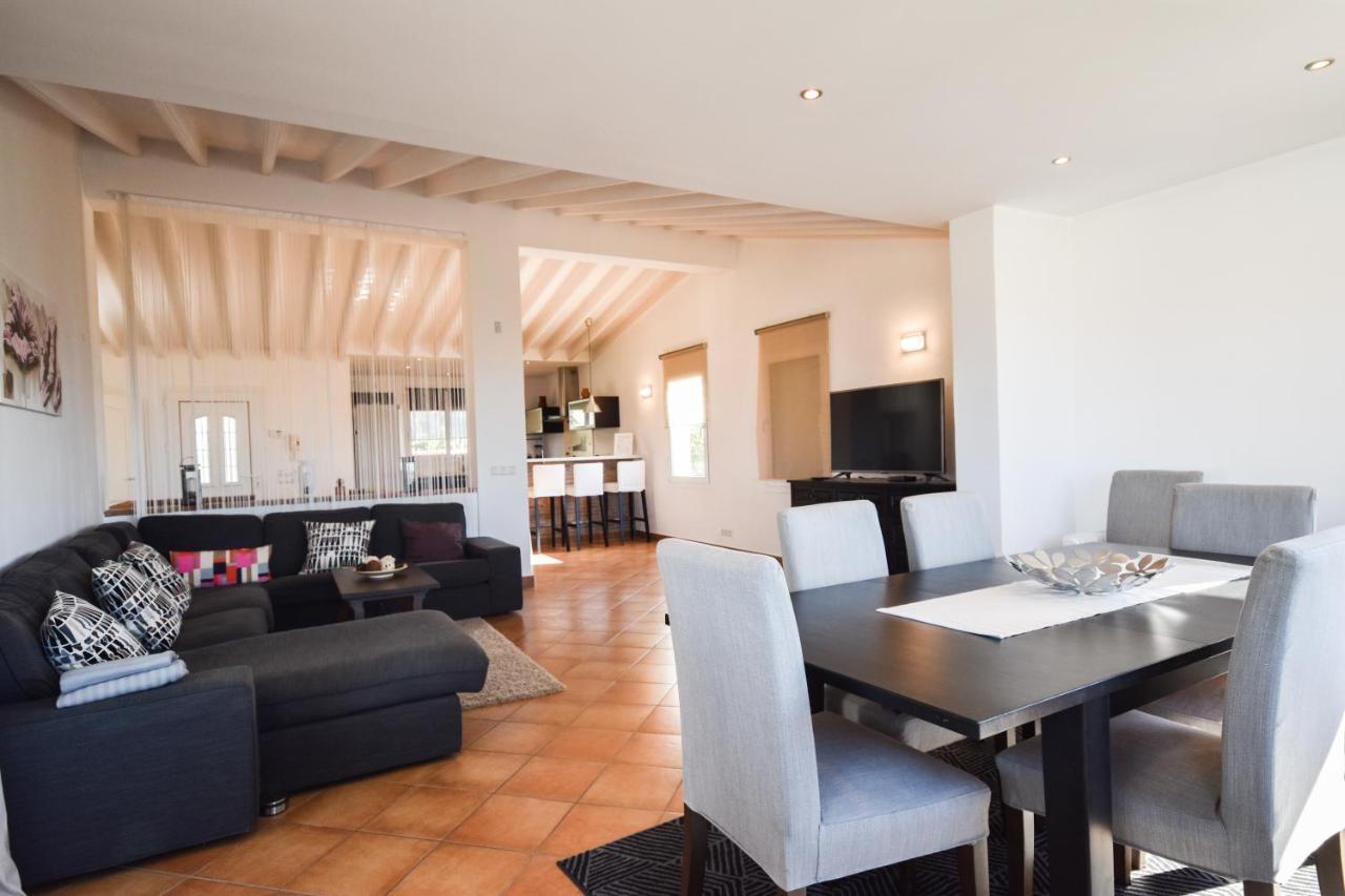 In The Second Line, Modern Beachfront Holiday Home In Costabella, ماربيا المظهر الخارجي الصورة