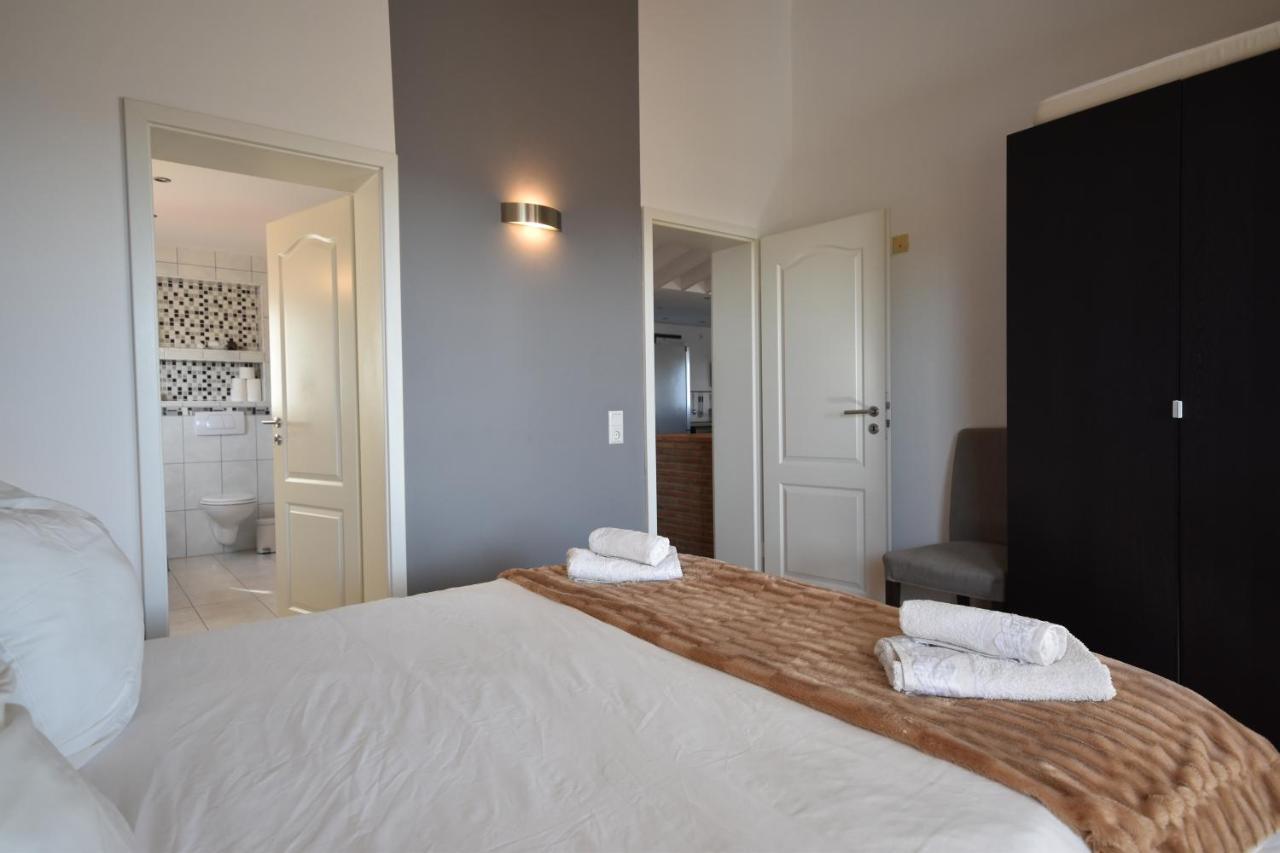 In The Second Line, Modern Beachfront Holiday Home In Costabella, ماربيا المظهر الخارجي الصورة