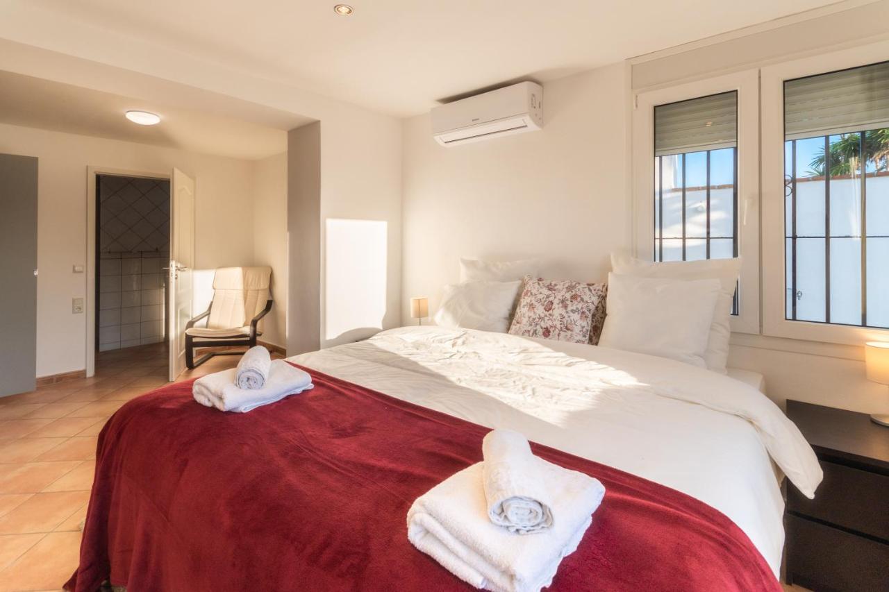 In The Second Line, Modern Beachfront Holiday Home In Costabella, ماربيا المظهر الخارجي الصورة