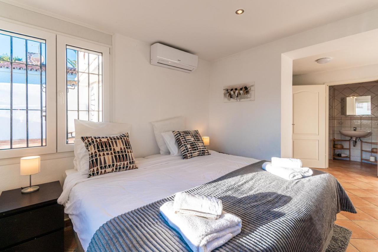 In The Second Line, Modern Beachfront Holiday Home In Costabella, ماربيا المظهر الخارجي الصورة