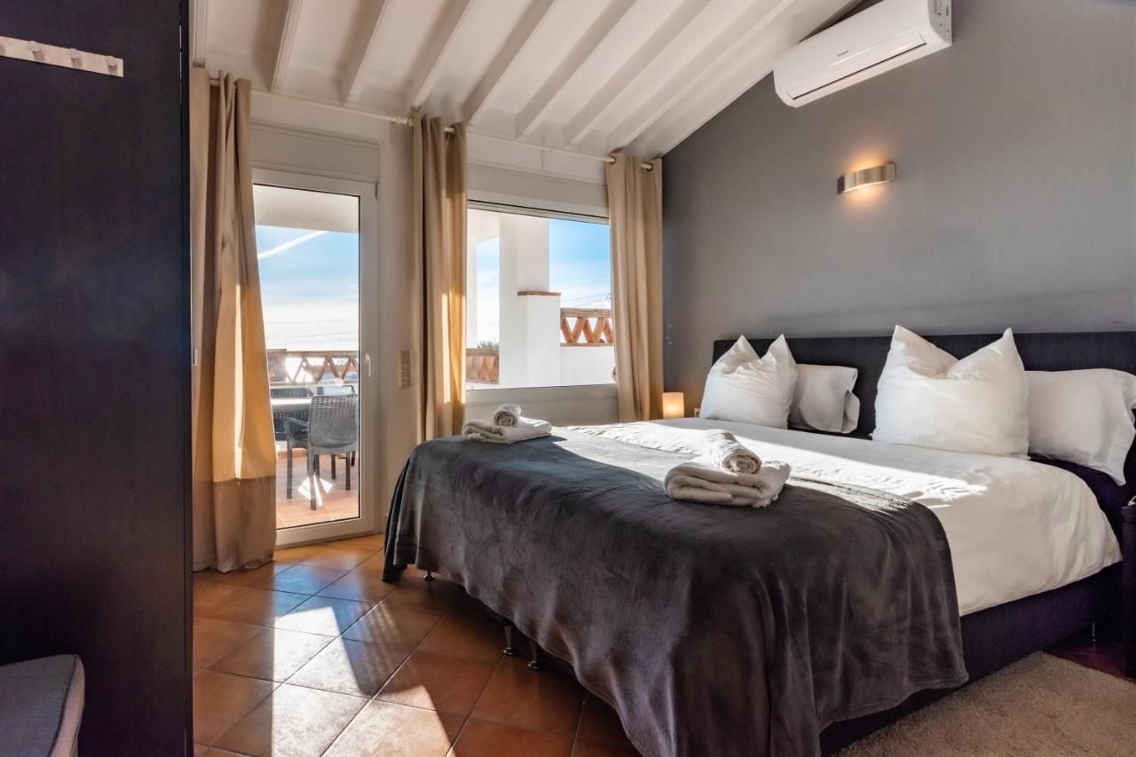 In The Second Line, Modern Beachfront Holiday Home In Costabella, ماربيا المظهر الخارجي الصورة
