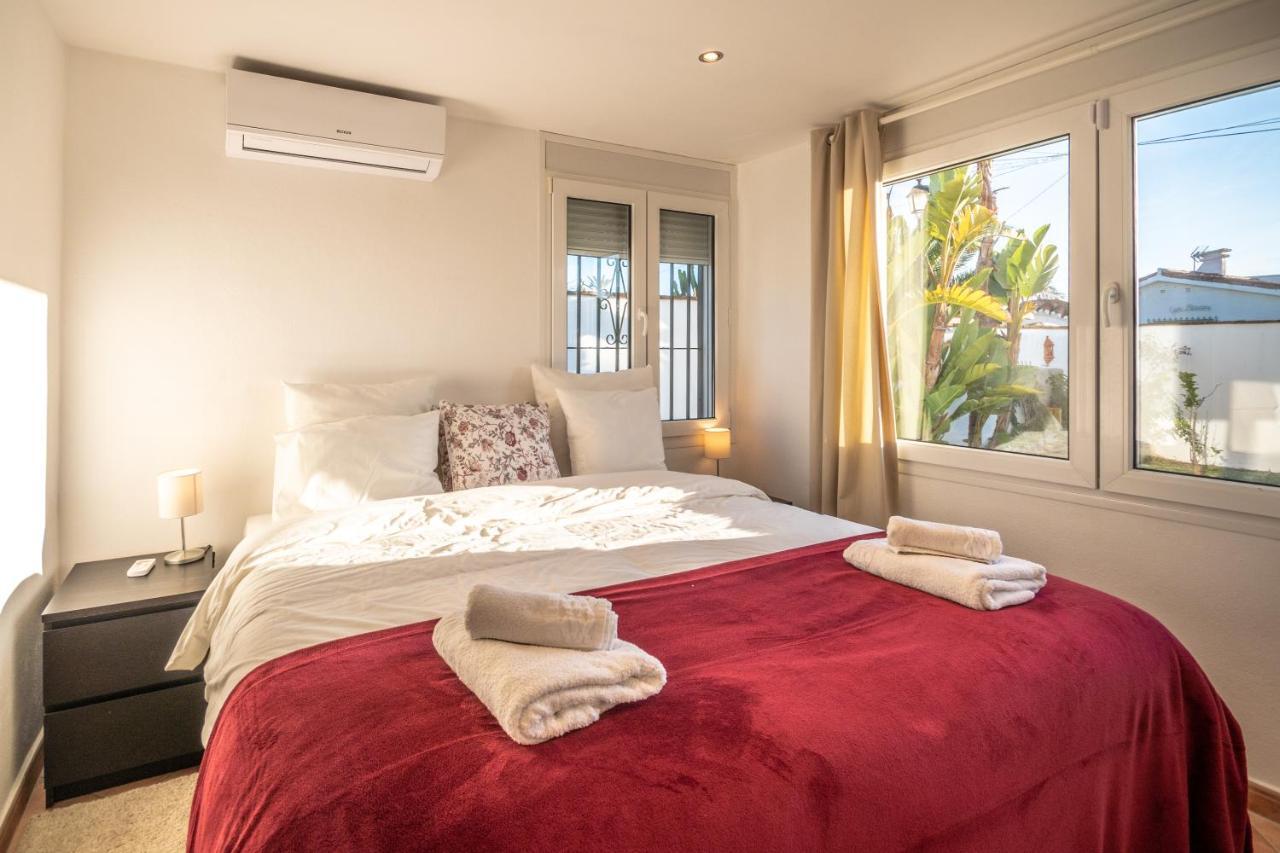 In The Second Line, Modern Beachfront Holiday Home In Costabella, ماربيا المظهر الخارجي الصورة