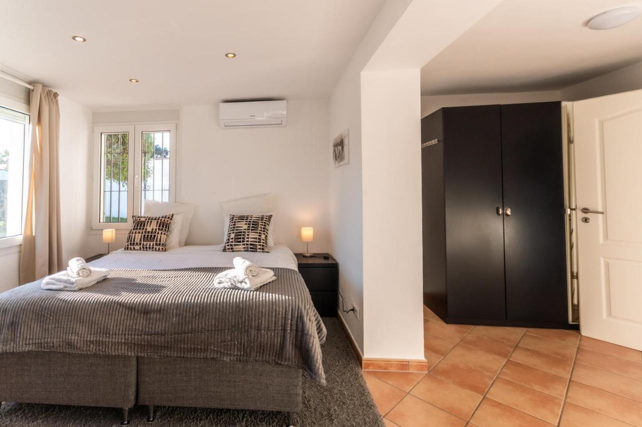In The Second Line, Modern Beachfront Holiday Home In Costabella, ماربيا المظهر الخارجي الصورة