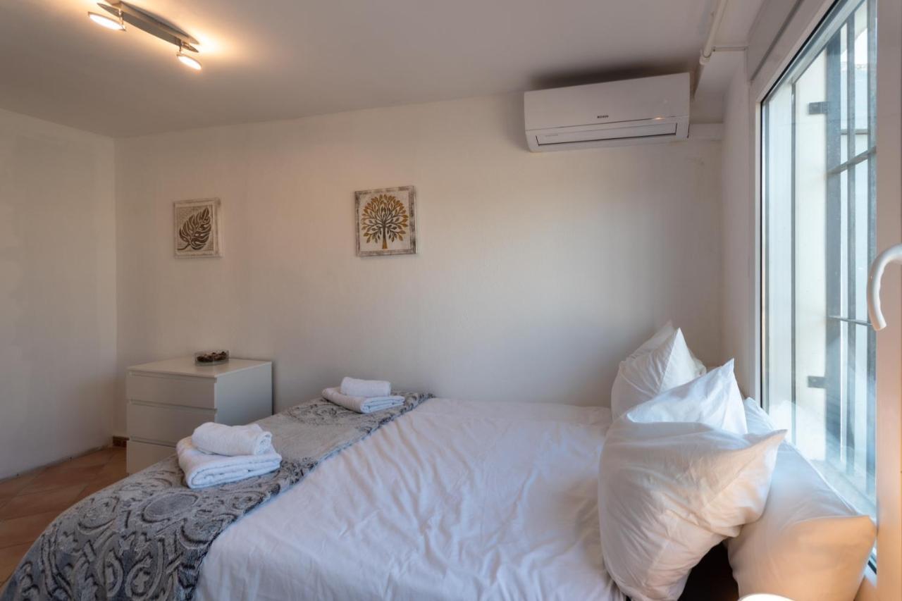 In The Second Line, Modern Beachfront Holiday Home In Costabella, ماربيا المظهر الخارجي الصورة