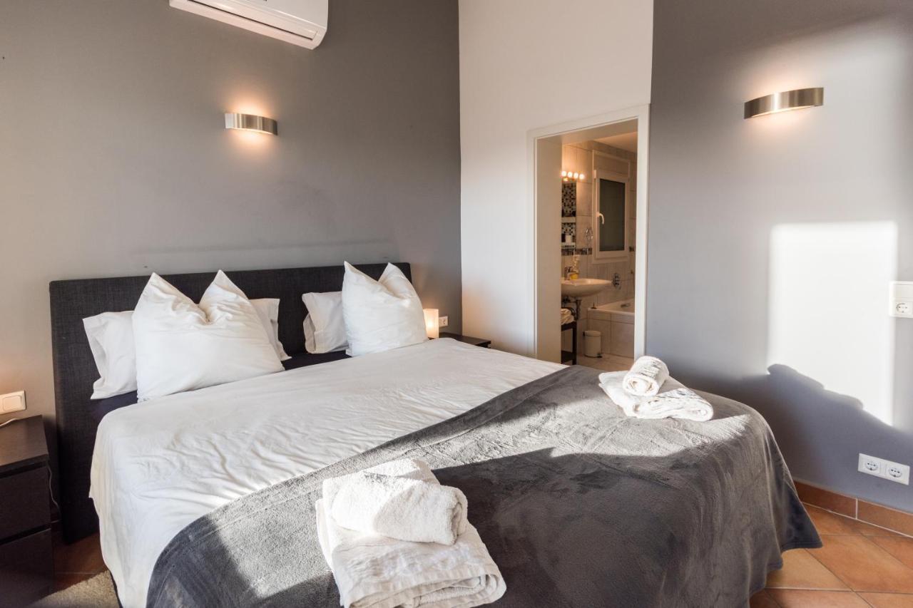 In The Second Line, Modern Beachfront Holiday Home In Costabella, ماربيا المظهر الخارجي الصورة